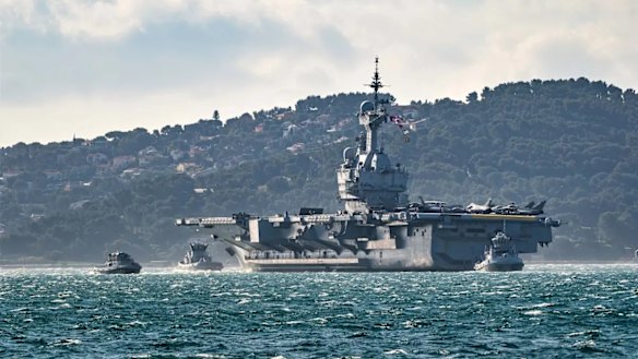 L'unica portaerei francese, la Charles de Gaulle, è posizionata nel Mediterraneo orientale.