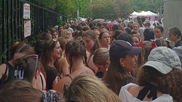 The line-up for Louis Tomlinson at Riverstage in Brisbane.
