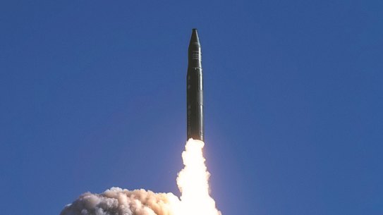 Un'immagine diffusa dall'esercito cinese che mostra il lancio, il 25 settembre 2024, di un missile balistico intercontinentale che trasporta una testata fittizia.