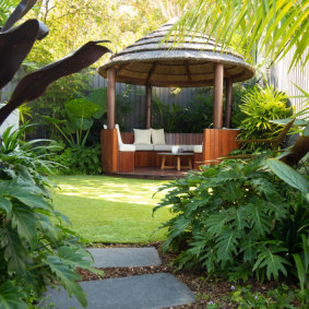 A circular gazebo adds coherence to the layout of the garden.