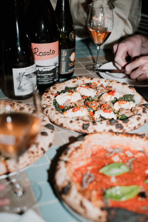 Si paraduys and l grittoo gets together in a night of a good time 