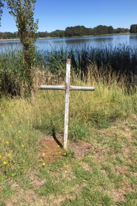 A metal cross near on the shores of Lake Ginninderra.