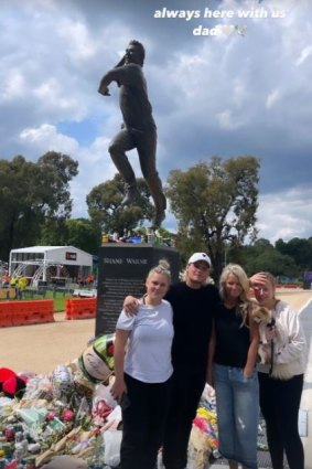 Shane Warne’s children and ex-wife Simon Callahan at his statue outside the MCG. 