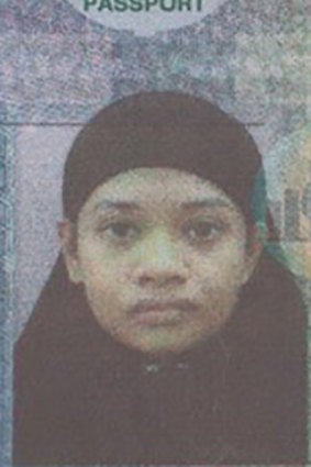 Passport photo of Momena Shoma.