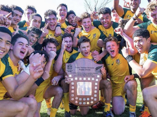 Tolutau Koula (far left) and Joey Suaalii (third from left, middle row) celebrate with the 2019 Australian schoolboys rugby team