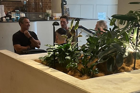A prostituta dos Titans, Sam Verrills (centro) e o técnico Clinton Schifcofske (à esquerda), em uma reunião com o gerente geral dos Bulldogs, Phil Gould (à direita), em Brisbane, na semana passada.