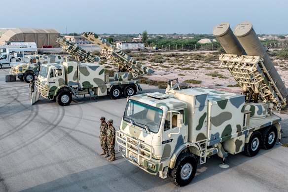 Le forze missilistiche iraniane tengono un’esercitazione sull’isola di Abu Musa nel mezzo dello Stretto di Hormuz nel 2023.