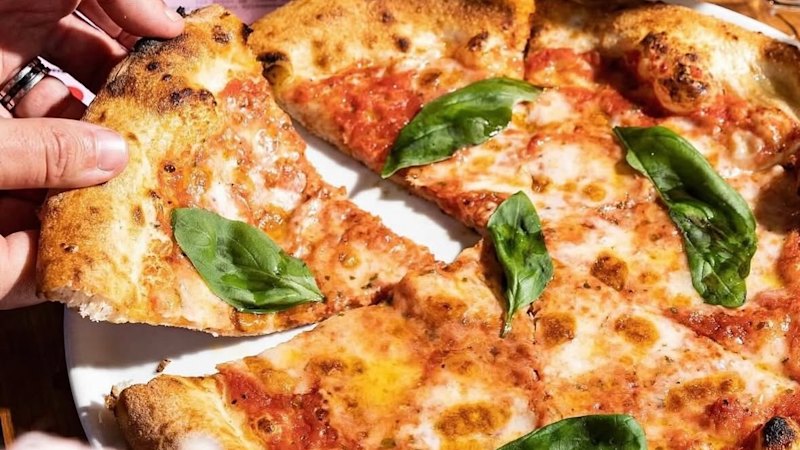 $17 pizza, bottomless cocktails: The dining deals are hot at this Melbourne pizzeria