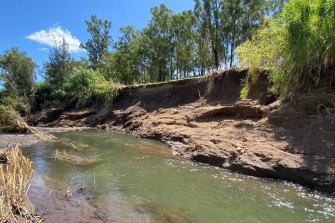 The heavily eroded right-hand bank of Laidley Creek wher<em></em>e there has been no flood mitigation works.