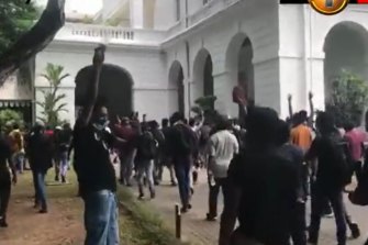 Протестующие в большом количестве прибыли в резиденцию президента Шри-Ланки в Коломбо в субботу, 9 июля. 