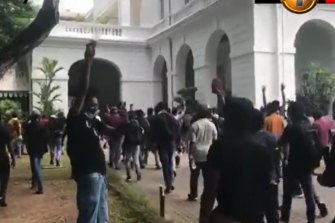 Les manifestants arrivent en masse à la résidence du président sri-lankais à Colombo, samedi 9 juillet. 