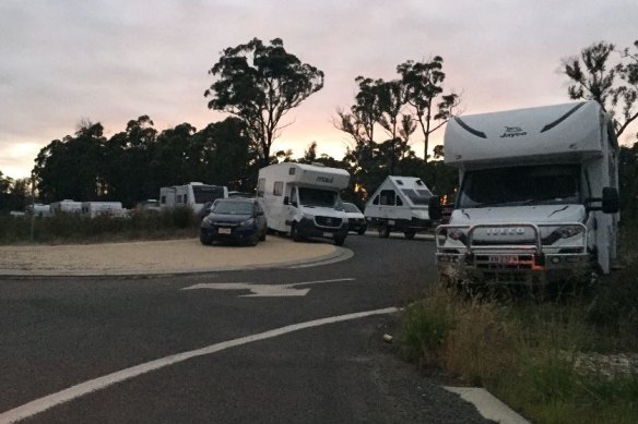 Hundreds pull over to rest near Cann River after spending hours trying to cross the NSW-Victorian border.