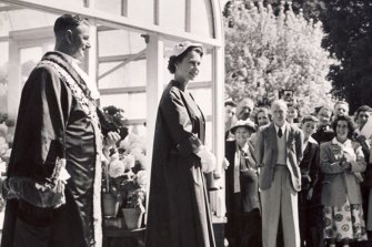 Queen Elizabeth II views an early Ballarat Begonia Festival in 1954. 