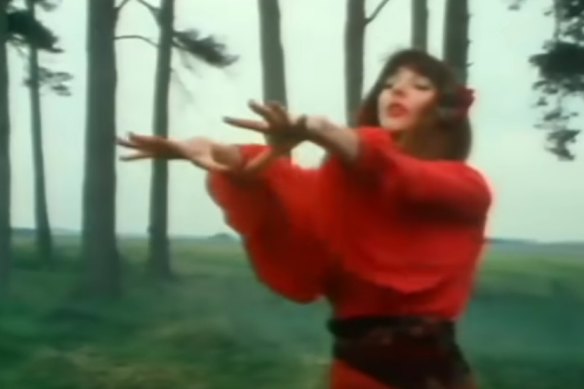 너무 뜨겁고 너무 탐욕스럽습니다. Kate Bush는 원래 Wuthering Heights의 왕족입니다.