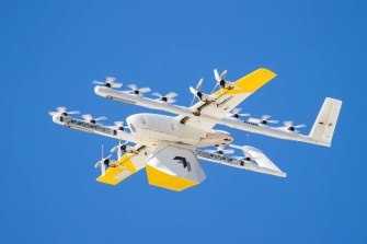 Sebuah drone Wing terbang di atas Logan, selatan Brisbane.
