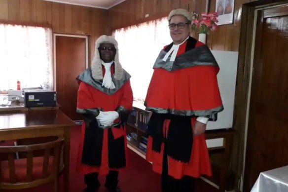 Kiribati Yüksek Mahkemesi Yargıcı David Lambourne, sağda, 2019 yılında Kiribati Yüksek Mahkemesi eski baş yargıcı Sir John Baptist Muri ile birlikte fotoğraflandı.