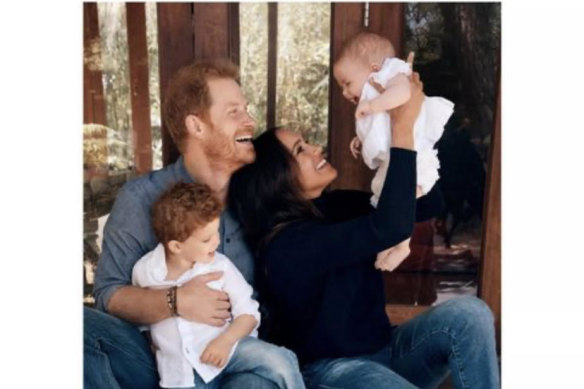 Prens Harry ve Meghan, oğlu Archie ve kızı Lilibet ile nadir bir fotoğrafta.