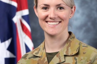 Cassandra Walters, ex capitano dell'esercito australiano, è stata licenziata a causa di una relazione con un subordinato. 