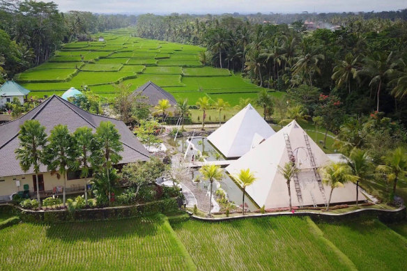 Pyramids of Chi is a project by Australian couple Peter and Lynn McIntosh.