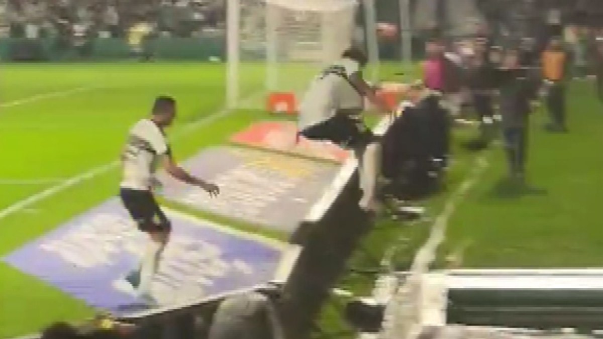 Jacy Maranhão chute dans un tunnel en célébrant un but annulé