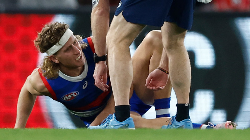 AFL LIVE: Dogs suffer major injury blow in Swans shootout. AFL mourns a great