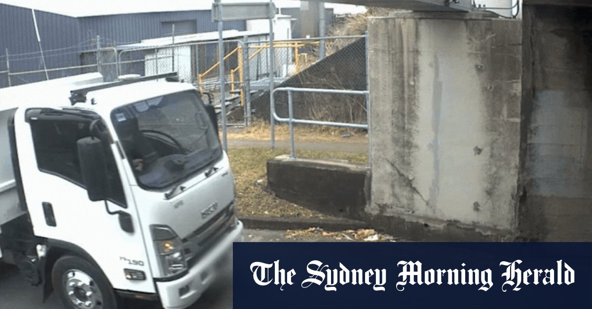 Video catches moment truck crashes into notorious Brisbane rail bridge