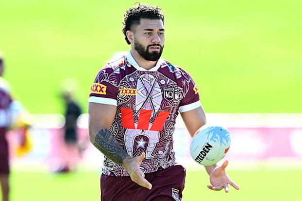 Jojo Fifita, Queensland Maroons antrenmanında pas atıyor.