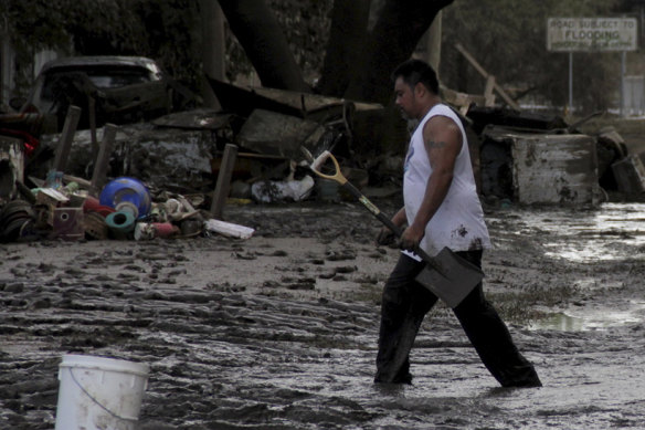 Goodna residents cleaning up after the 2011 floods. 

