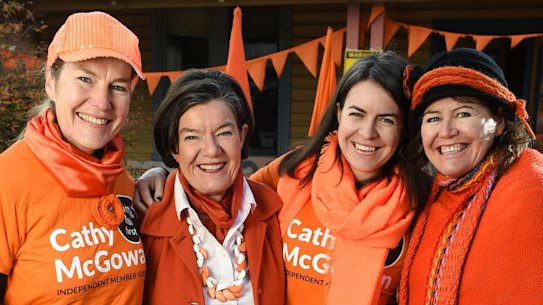 Cathy McGowan (left) campaigns at the last federal election with volunteers and her sister Ruth (right).