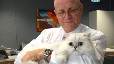 David Leyonhjelm with his cat, Oliver, who died in 2016.