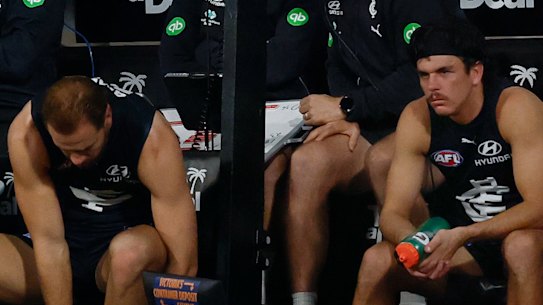 Elijah Hollands (derecha) en el banquillo en el último cuarto.