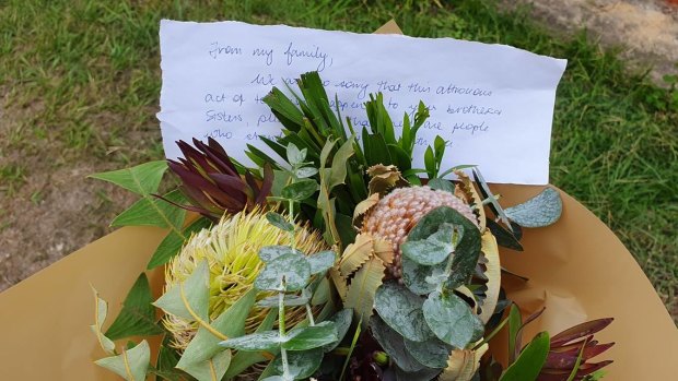 A non-Muslim woman passed by the Masjid in Queensland after Friday prayer today and handed all of us Muslims a beautiful bouquet of flowers with a message following the terror attack in New Zealand.
