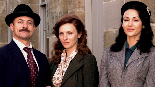 Terry (Warren Brown), Annie (Faye Marsay) and Kate (Michelle Keegan) have come to Australia under the Assisted Passage Migration Scheme.