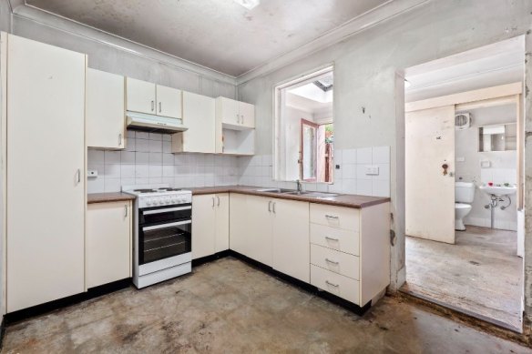 The Glebe Society president Ian Stephenson says the government should have better maintained the rundown heritage properties, including this terrace on Mitchell Street, and refurbished them for tenants.