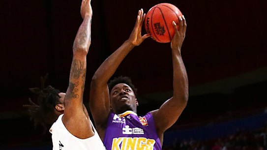 Jae-Sean Tate drives to the basket.