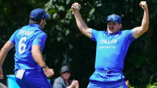 Ben Manenti, who plays for South Australia and the Sydney Sixers, celebrates Italy’s qualification to the 2026 T20 World Cup.