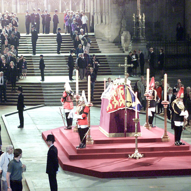 2002'de Westminster Hall'da Kraliçe Anne'nin tabutunun yanında halka açık dosyanın üyeleri.