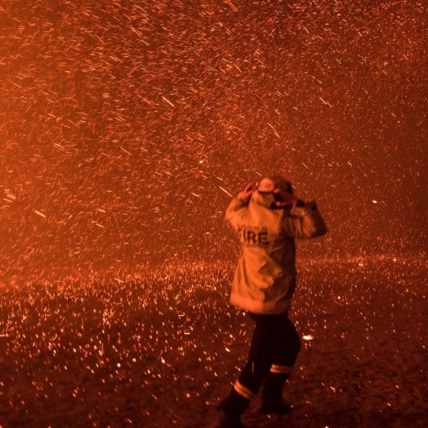 Nick Moir’s image from the Green
Wattle Creek fire in the Blue Mountains, in December 2019. “The more I train, the more I realise how little I knew,” says the photographer and trainee firefighter.