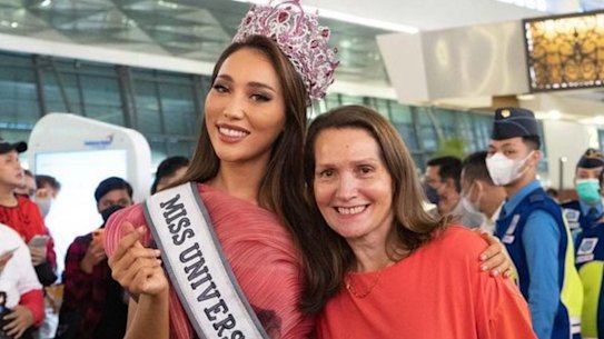 Miss Universe Indonesia Laksmi DeNeefe Suardana, pictured with her mother Janet DeNeefe, is farewelled from Jakarta airport before the pageant in the US.