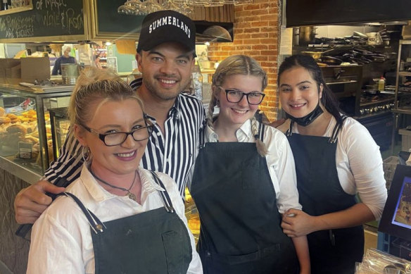 The former Idol winner delighted staff and patrons at Caffe Rosso in Bowral last week.