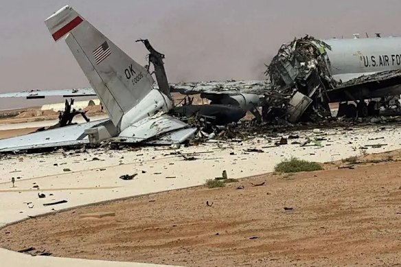 L’Iran si è dimostrato sorprendentemente abile nel violare le difese delle basi aeree statunitensi nella regione. Questa immagine, condivisa dai media collegati all'Iran, mostra un aereo E-3 Sentry distrutto in Arabia Saudita.