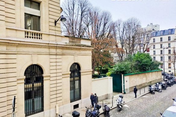 This one-bedroom apartment is close to the Champs-Élysées.