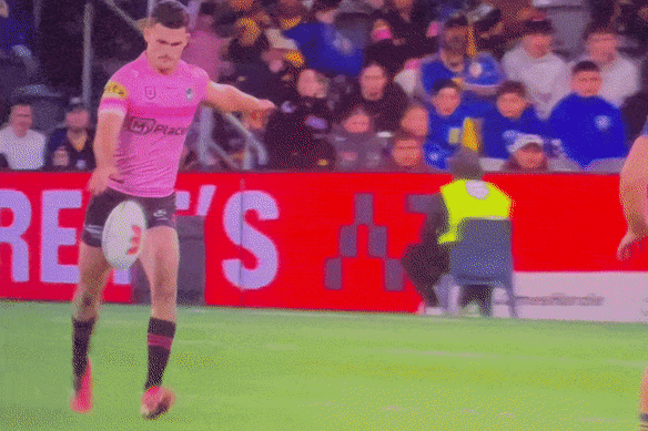 O chute de Nathan Cleary erra Tallyn Da Silva.