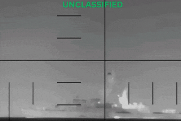 L'IRIS Dena colpita da un siluro.