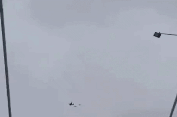 Video condiviso sui social degli aerei americani coinvolti nella ricerca.