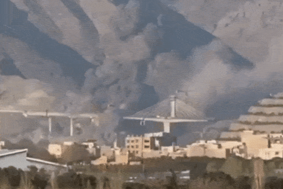 Il video condiviso da Donald Trump mostra un ponte che crolla fuori Teheran.