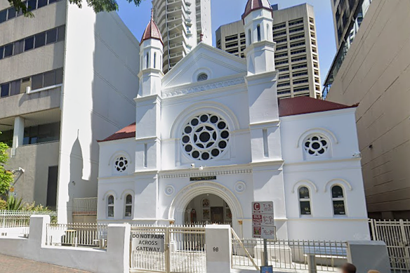 Las puertas de entrada de la sinagoga de Brisbane resultaron dañadas el viernes por la noche.