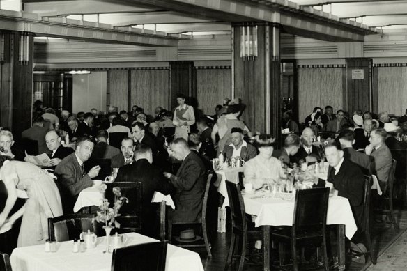 Wynyard Station railway refreshment room, 1946.