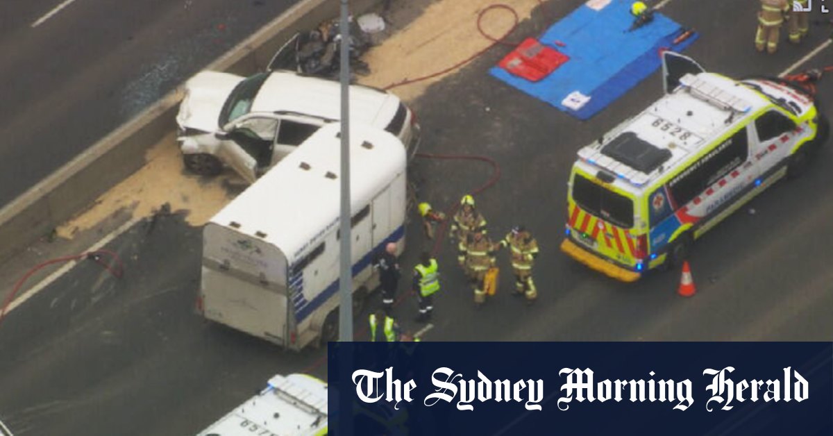 Major delays on Melbourne freeway after two drivers badly injured in crash