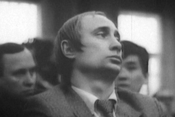 Bir Zamanlar Londongrad'da belgesel dizisinden bir ekran görüntüsünde genç bir Vladimir Putin. 